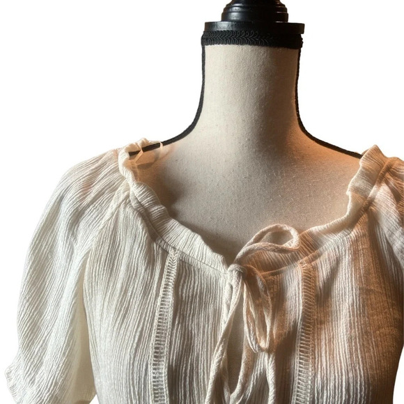 🎀 Soft beige romantic top 🎀
BIN # 1 - Picture 4 of 8